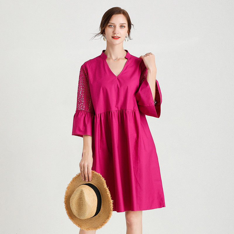 V-aukkoinen lyhythihainen pitsimekko