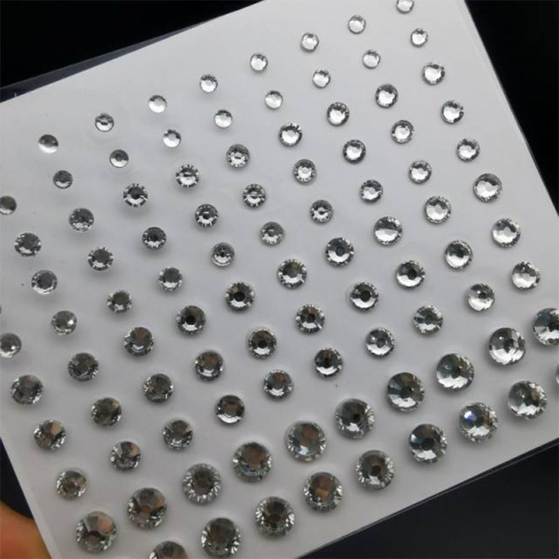 Sekakokoiset luomivärit ja kasvotimantit.