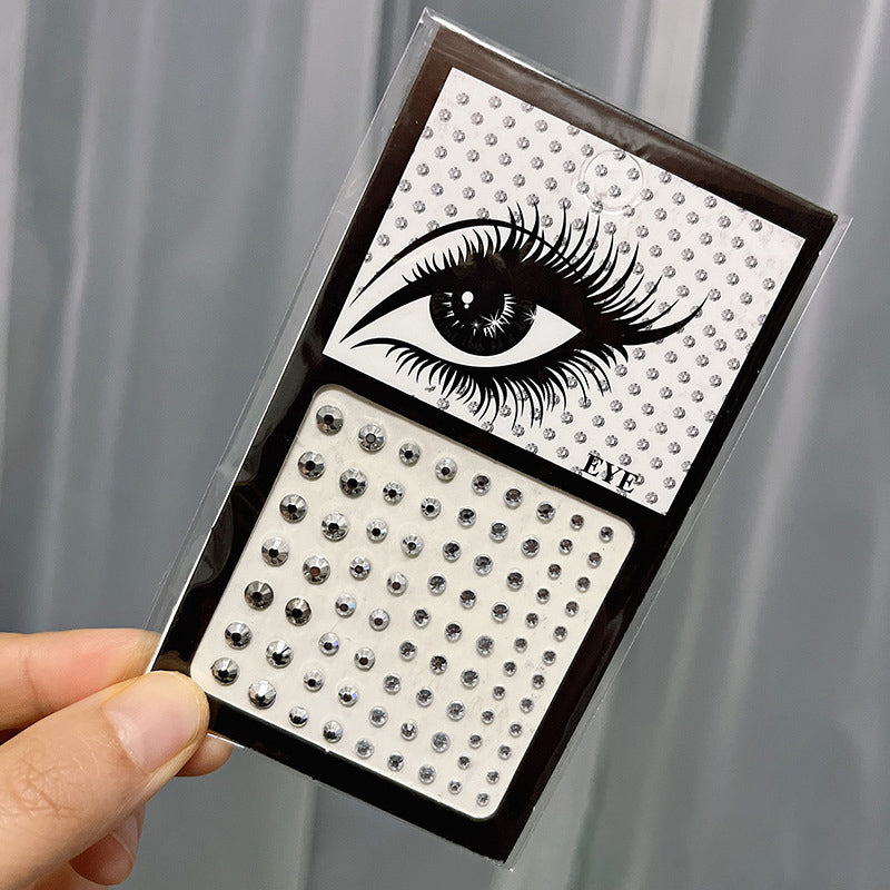 Sekakokoiset luomivärit ja kasvotimantit.