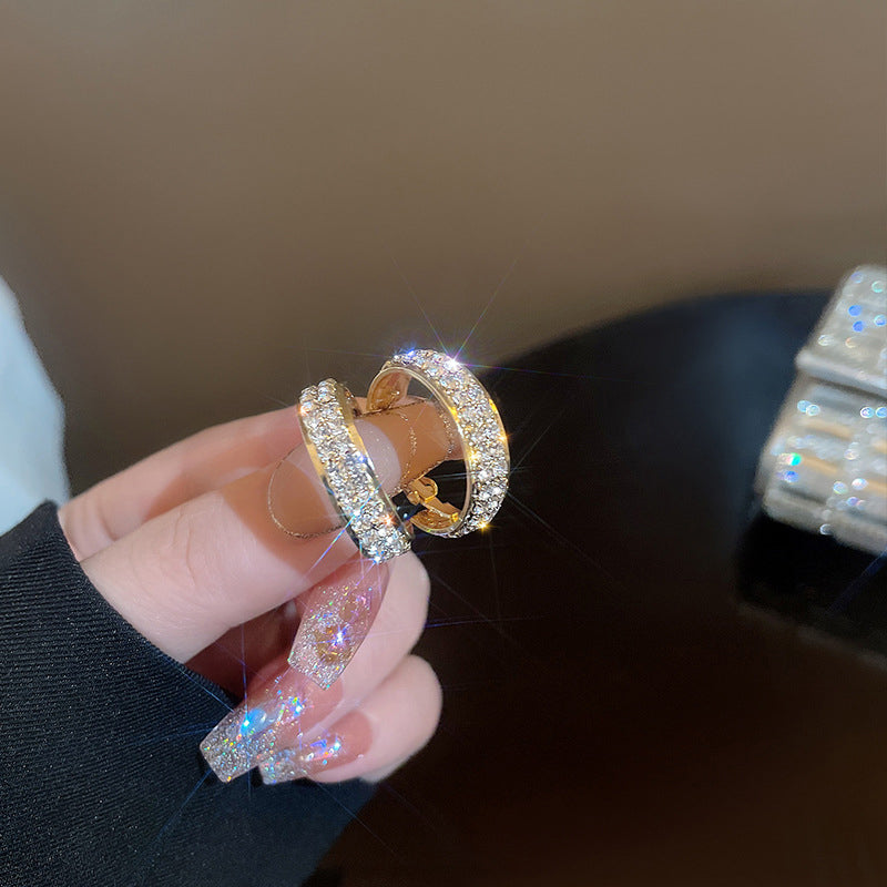 Säihkyvät pienet korvarenkaat