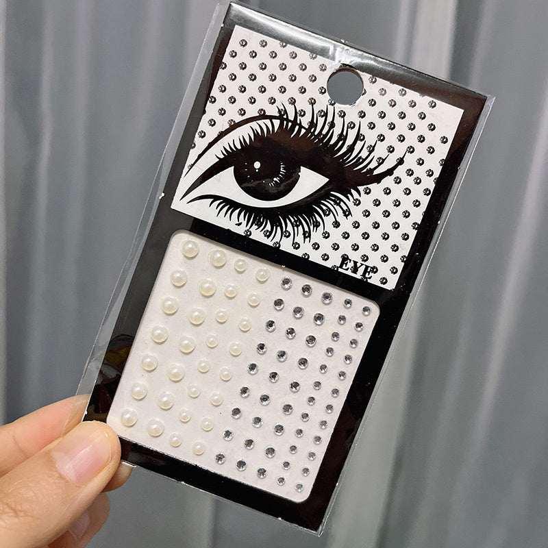 Sekakokoiset luomivärit ja kasvotimantit.