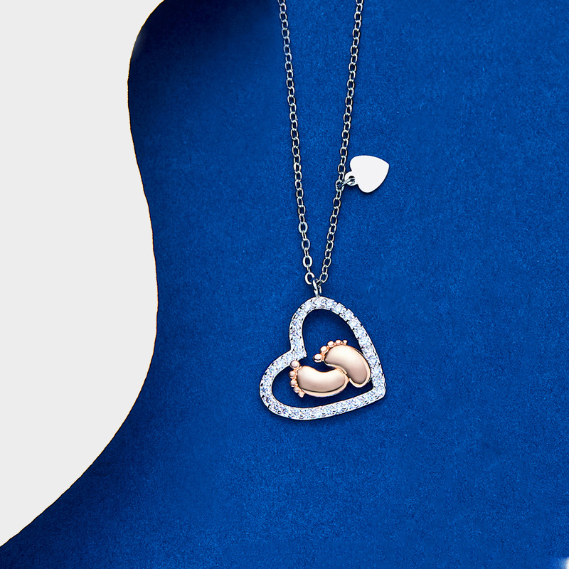 Vauvanjalat -kaulakoru