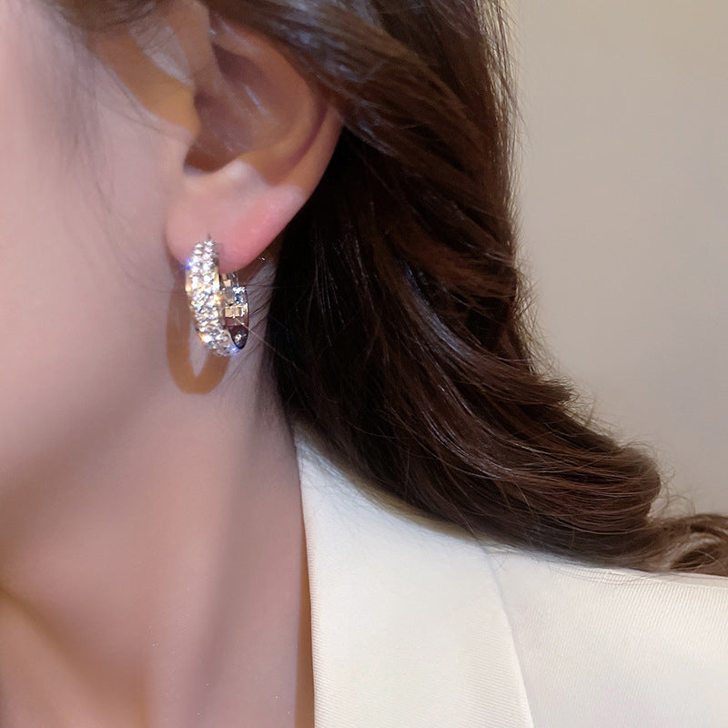 Säihkyvät pienet korvarenkaat