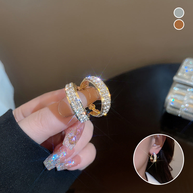 Säihkyvät pienet korvarenkaat