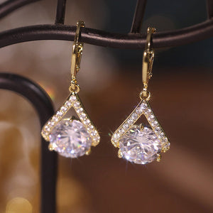 Kiiltävät kristallikorvakorut