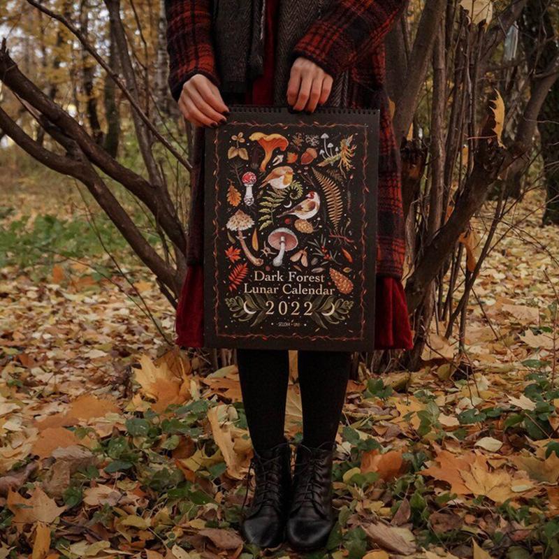 2022 kalenteri "Dark Forest Lunar Calendar"