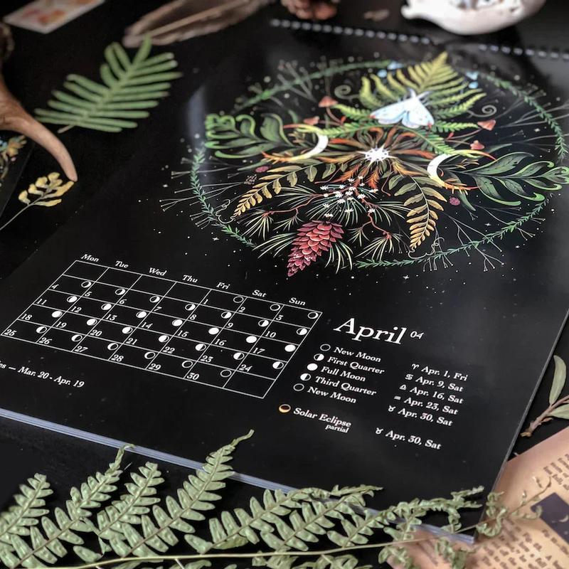 2022 kalenteri "Dark Forest Lunar Calendar"