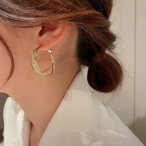 Muodikkaat kierrekorvakorut