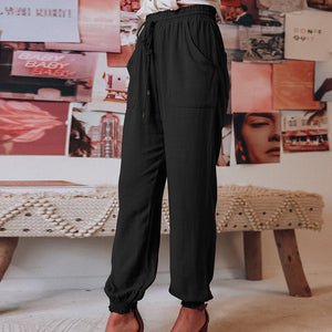 Kiristysnauhalliset joustavat väljät housut