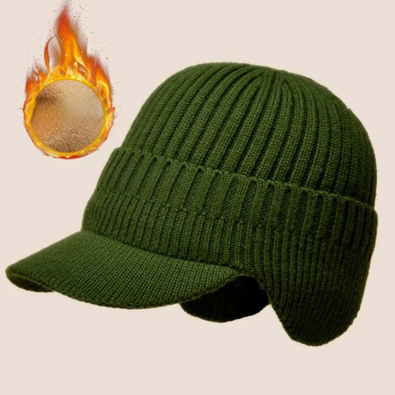 Lämmin neulepipo korvaläpillä ja lipalla