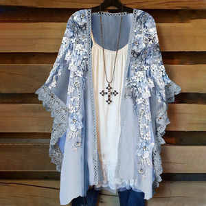 Pitsinen neuletakki kukkapaneeleilla