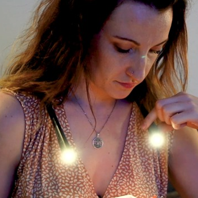 Kaulaan ripustettava LED-lukuvalo