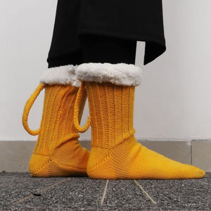 Hauska olutmuki neulottu hansikas-sukka-hattuseti