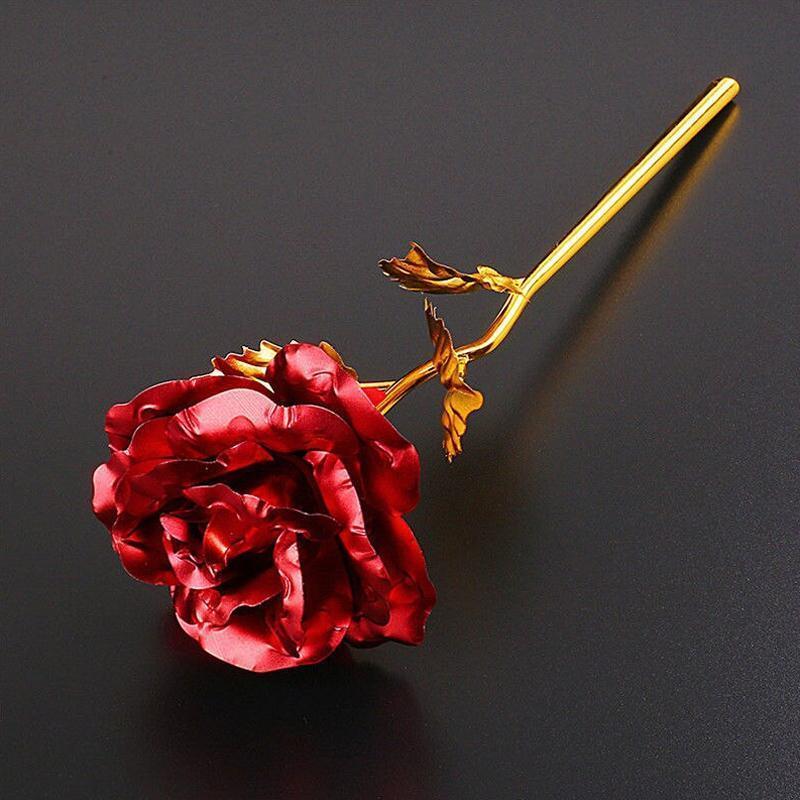 Kultainen ruusu lahjapakkauksessa