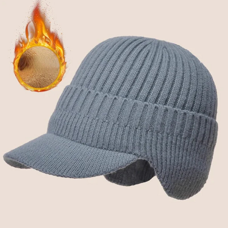 Lämmin neulepipo korvaläpillä ja lipalla