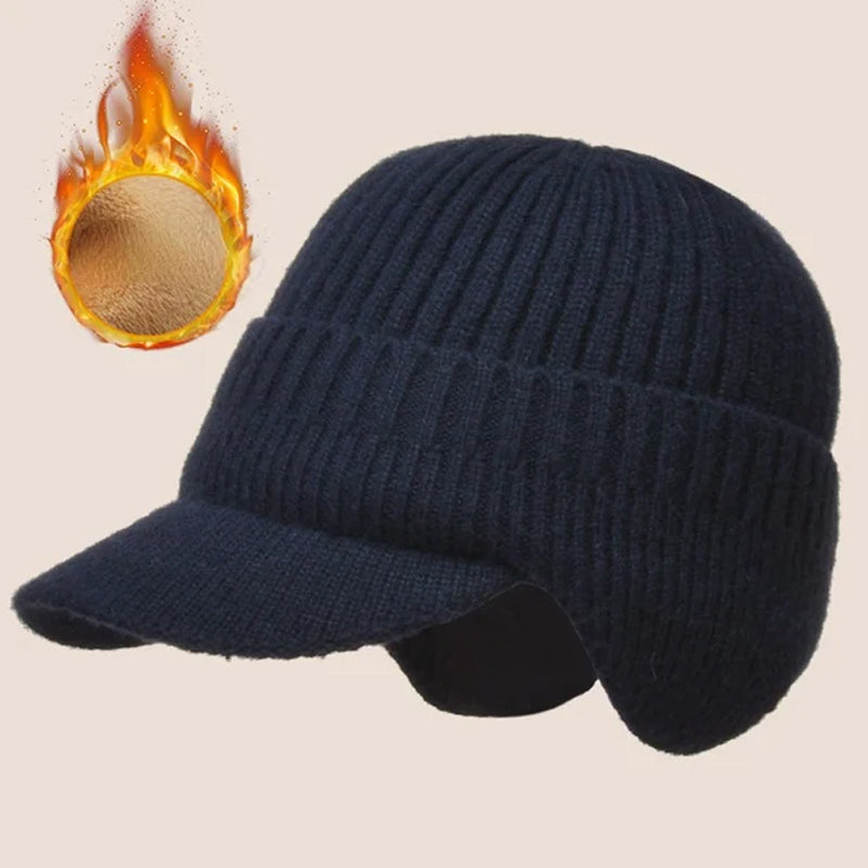 Lämmin neulepipo korvaläpillä ja lipalla