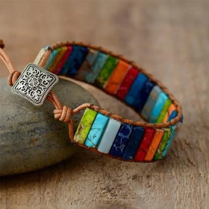 Värikäs luonnonkivi rannekoru